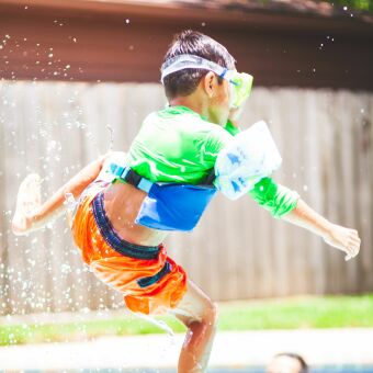 A Partir De Quel Age Bebe Peut Il Se Baigner Guide Piscine Fr