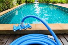 Les algues disparaissent en 2024 : Comparez les meilleures formules anti- algues pour protéger votre piscine en toute sérénité !