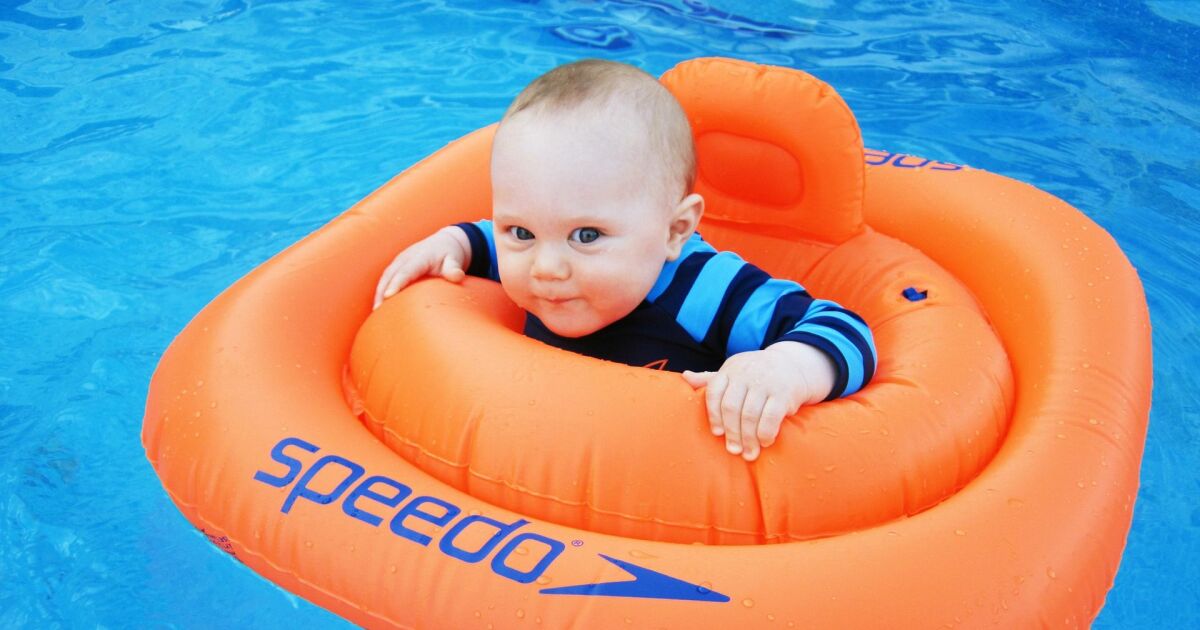 https://www.guide-piscine.fr/medias/image/a-partir-de-quel-age-bebe-peut-il-se-baigner-30262-1200-630.jpg