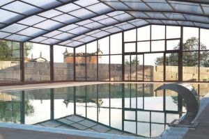 Abri de piscine haut en verre par Kassel Studio