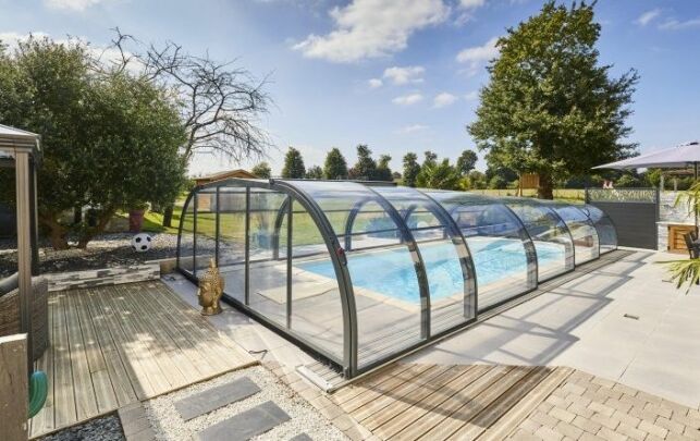 Abri de piscine modèle ELLIPTIK mi-haut télescopique. Structure aluminium de gris anthracite. Pour piscine 10x4 mètres.