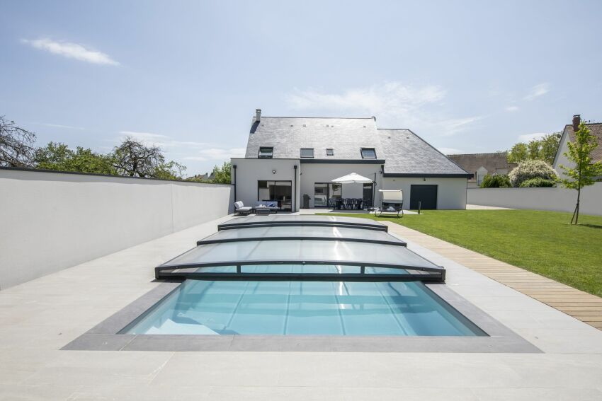 Abri de piscine télescopique ultra bas, par Abrisud (photo : Fred Pieau)&nbsp;&nbsp;