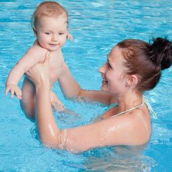 A Partir De Quel Age Bebe Peut Il Se Baigner Guide Piscine Fr