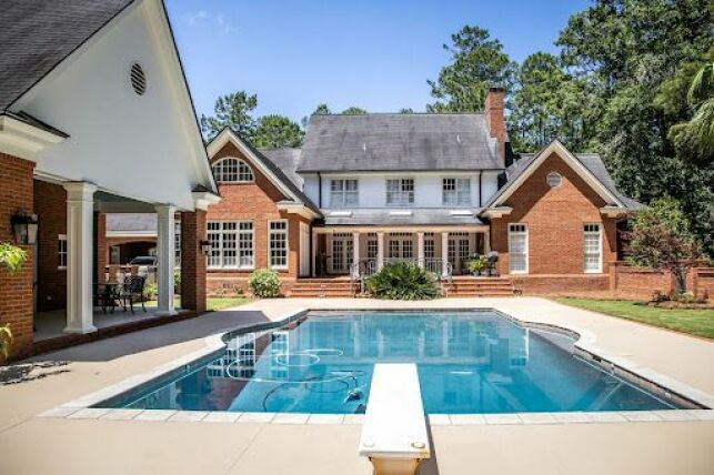 Ce qu’il faut savoir avant de louer une maison avec piscine