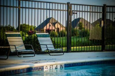 Clôture de piscine : choix, prix et pose