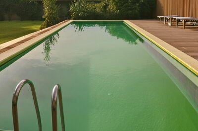 Eau de piscine verte après chlore choc : que faire&nbsp;?