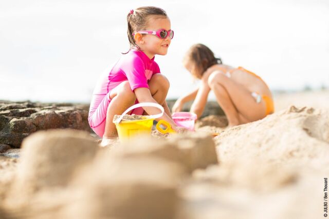 Emmener Un Jeune Bebe A La Plage Les Precautions Et Risques Guide Piscine Fr