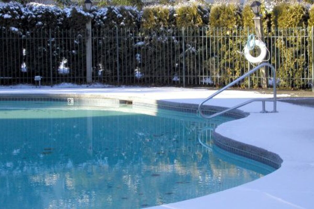 Jusqu'où vider votre piscine hors sol pour l'hiver - Habitats Durables