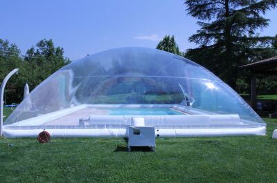 Découvrez l'abri de piscine gonflable de la marque italienne Favaretti