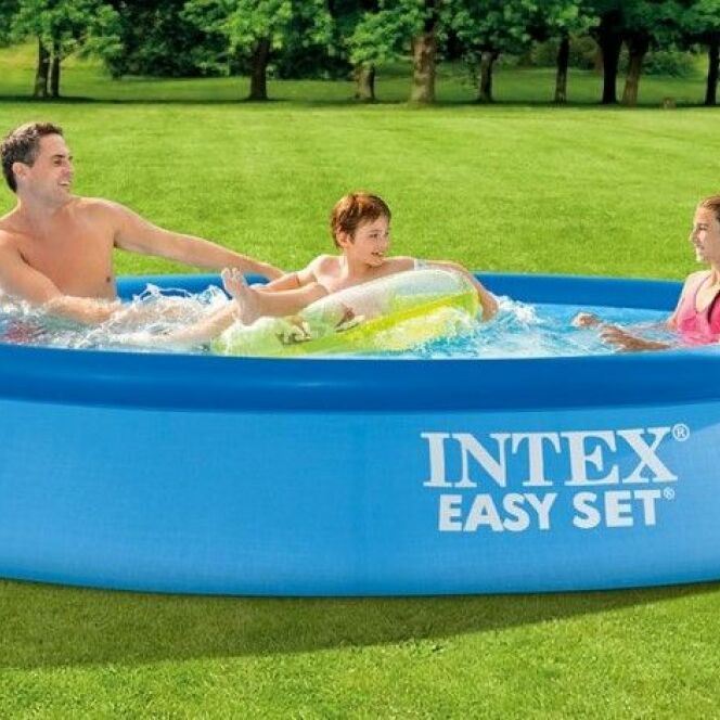 La piscine gonflable Easy Set sera parfaite pour les chaudes journées d'été ! © INTEX