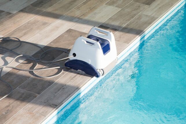 L'automatisation des équipements de traitement de la piscine peut représenter une méthode de réduction de la consommation d'eau efficace.