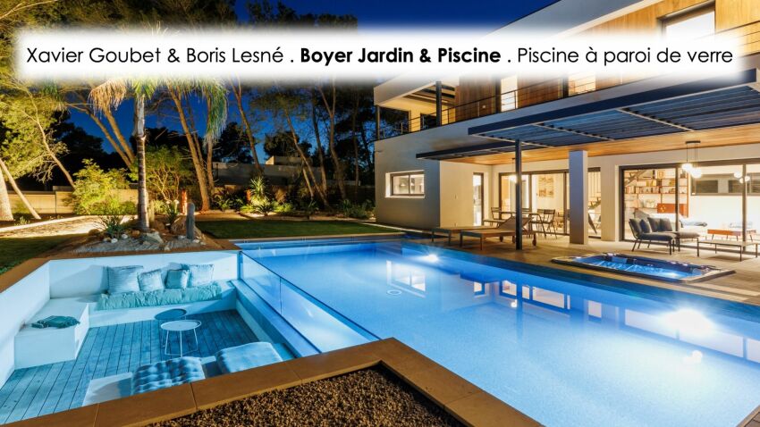 Piscine à paroi de verre. Réalisation : Boyer Jardin & Paysage. &nbsp;&nbsp;