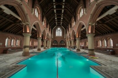 Repton Park : une église transformée en piscine à Londres