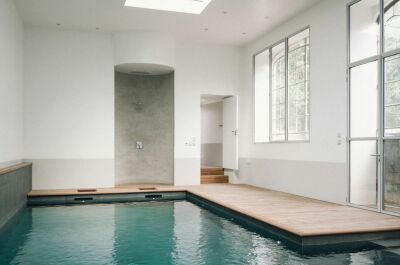 Découvrez cette piscine d’intérieur dans une ancienne orangerie