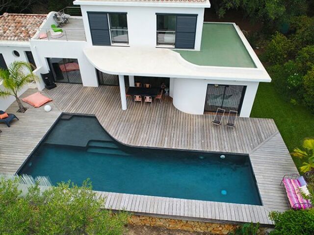 La Plage De Piscine Pour Un Moment De Détente Après La