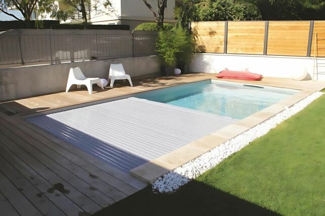 La première utilité du volet de piscine est de limiter l'évaporation de l'eau.