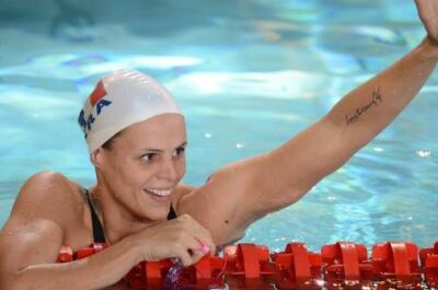 Laure Manaudou surmonte sa peur des requins pour les enfants malades