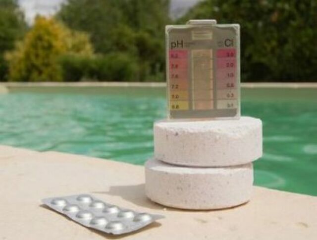 Quel est cet accessoire pour piscine high-tech qui nettoie l'eau tout seul ?