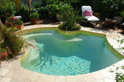 Gazon synthétique autour d'une piscine dans un jardin privé - Vert Tige