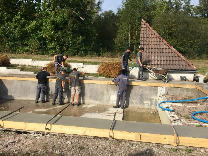 Les étudiants de l'UFA de Bains-les-Bains apprennent à construire une piscine&nbsp;&nbsp;