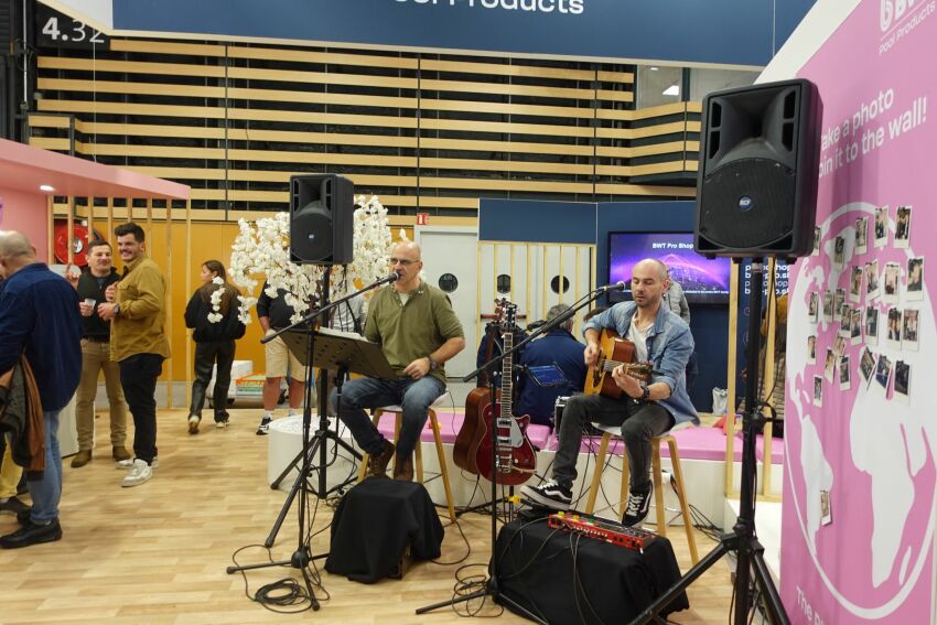 Lors de la nocturne du jeudi, certains stands accueillaient les visiteurs en musique. Sur l'espace Pool Arena, une dégustation de Beaujolais Nouveau a ravi les palais et les esprits ! &nbsp;&nbsp;