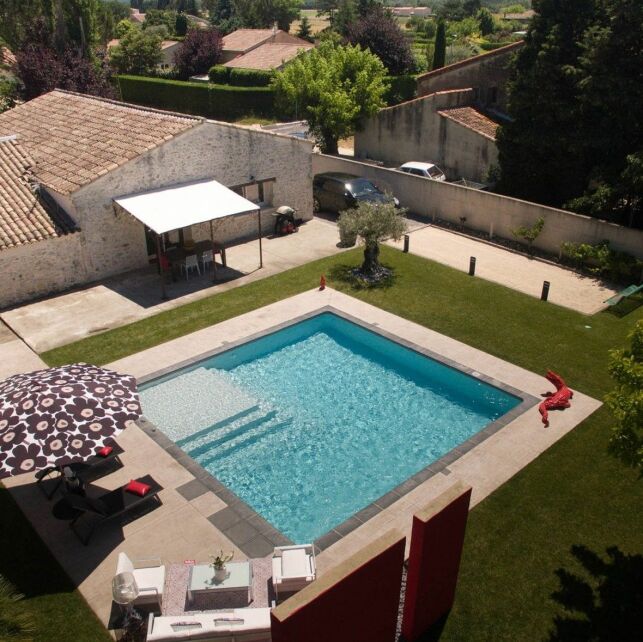 Une piscine en kit carrée avec sa plage immergée design.