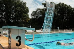 Zoom sur AQUACLIMB® : équipements ludiques et sportifs pour piscine