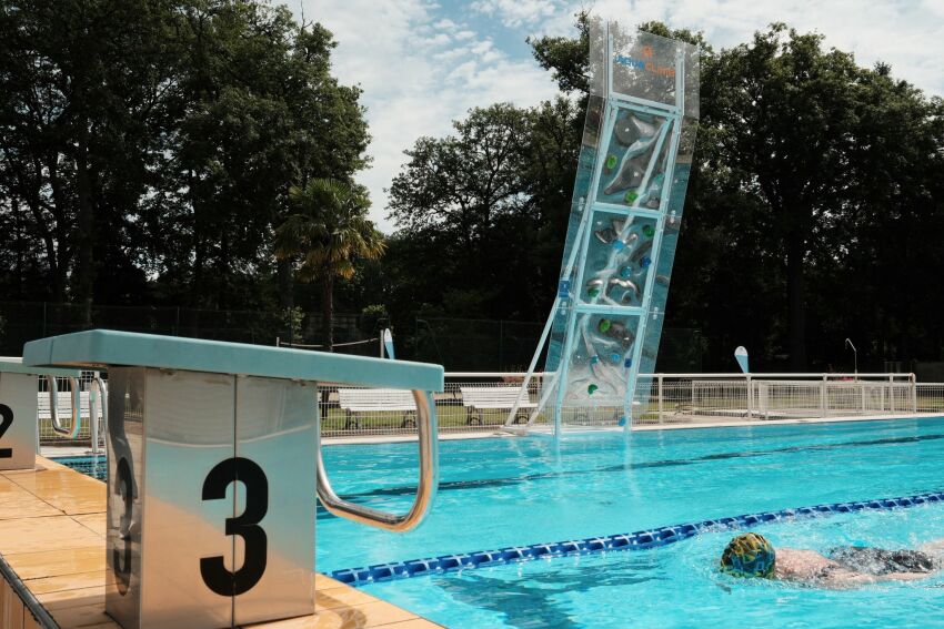 Mur d'escalade AquaClimb, installé à la Piscine Girardy de Montargis&nbsp;&nbsp;