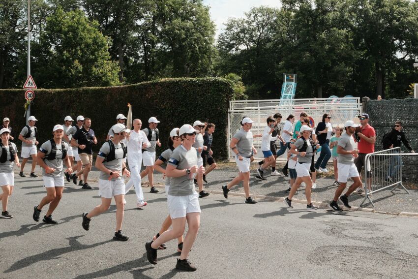 Passage de la Flamme Olympique des JOP de Paris 2024 devant la piscine de Montargis le 10 juillet 2024&nbsp;&nbsp;