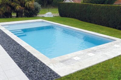 Piscine coque avec plage immergée