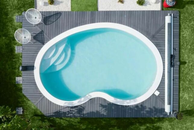 La forme caractéristique de cette piscine est aussi son plus grand atout