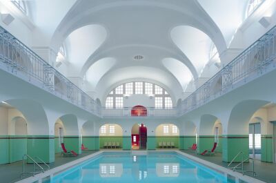 Découvrez cette piscine à l’ambiance si particulière