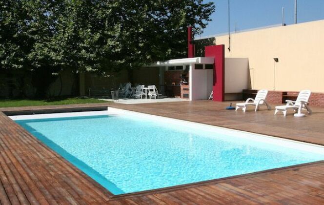 Piscine rectangulaire avec volet immergé - piscinebluedesign © piscinebluedesign