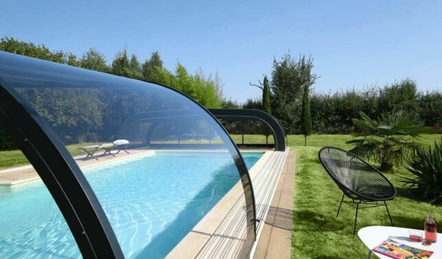 Pose d'un abri de piscine mi-haut sur une piscine