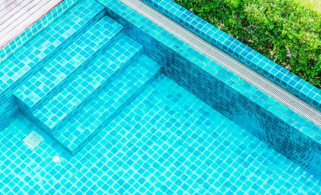 Quel prix pour la rénovation d’un carrelage de piscine ?