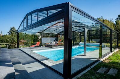 Quels sont les avantages des abris de piscine hauts en verre ? 