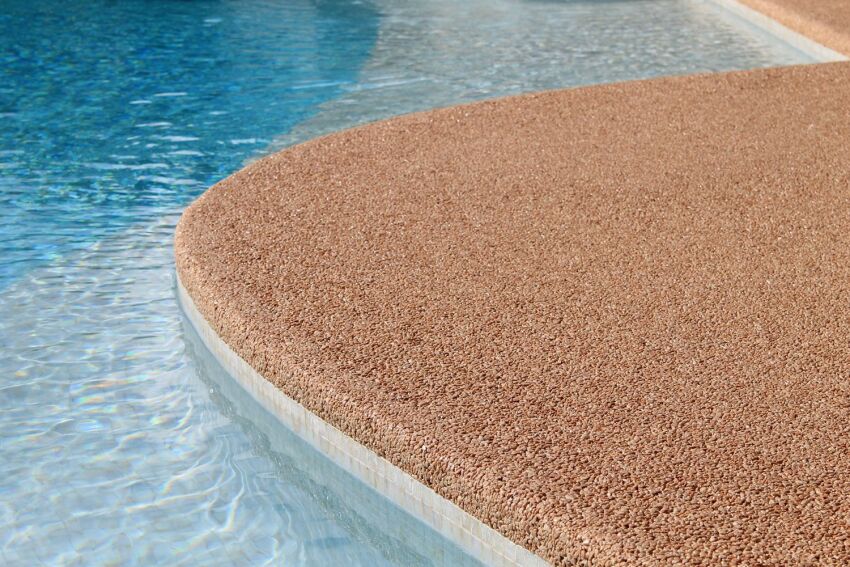 Quel est le meilleur revêtement de sol pour fabriquer une plage de piscine  ? - Guides Résineo