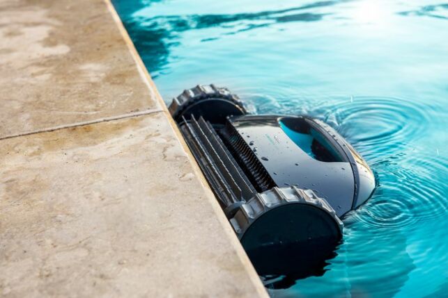 Robot de piscine sans fil Dolphin LIBERTY 300, qui permet de nettoyer facilement le fond, la surface, les parois et la plage immergée de la piscine