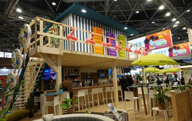 Toujours aussi coloré, le stand Intex offrait une oasis aux airs de vacances DR