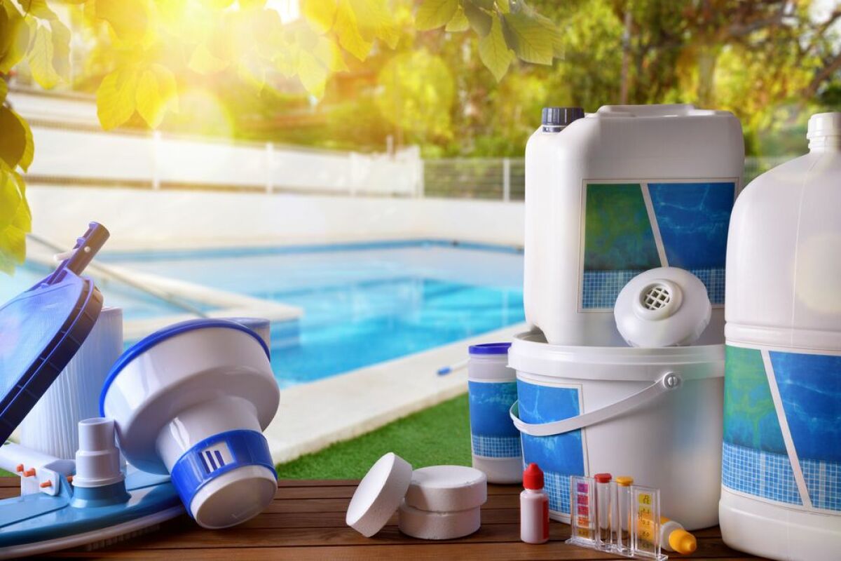 Robot de piscine : un accessoire utile pour lutter contre l'eau verte -  Marché de la Piscine