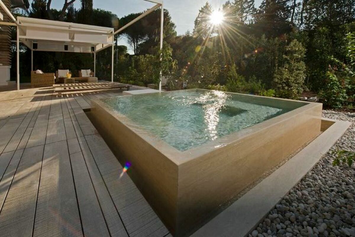 Une piscine en béton hors-sol : une installation solide pour votre
