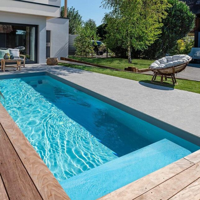 Une piscine en kit rectangulaire avec plage immergée longiligne.